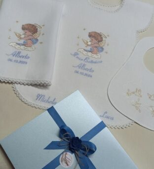 Camicina battesimale in lino con ricamo angelo su nuvola celeste, personalizzata con nome, data e pizzo in cotone bianco