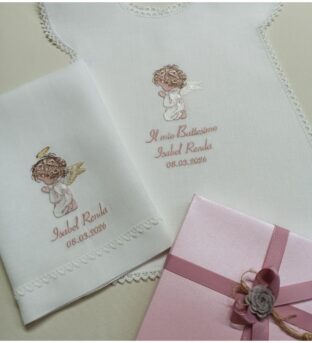 Camicina battesimo Angelo in ginocchio rosa